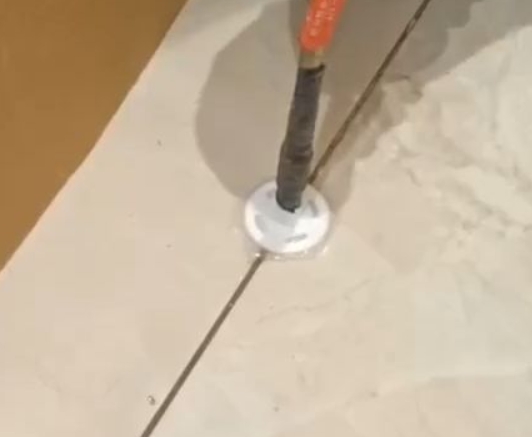 斗门瓷砖空鼓维修公司专业解答瓷砖在铺贴过程中，如果没有涂抹均匀到位的粘结材料（如水泥砂浆或瓷砖胶），可能会导致以下问题