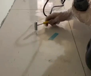 斗门瓷砖开裂维修公司专业分享瓷砖在铺贴前如果没有沥干水分，将会导致以下问题